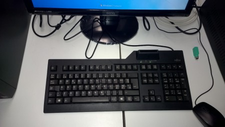 Kortinlukija näppäimistö joita kiikuttelin asiakkaille